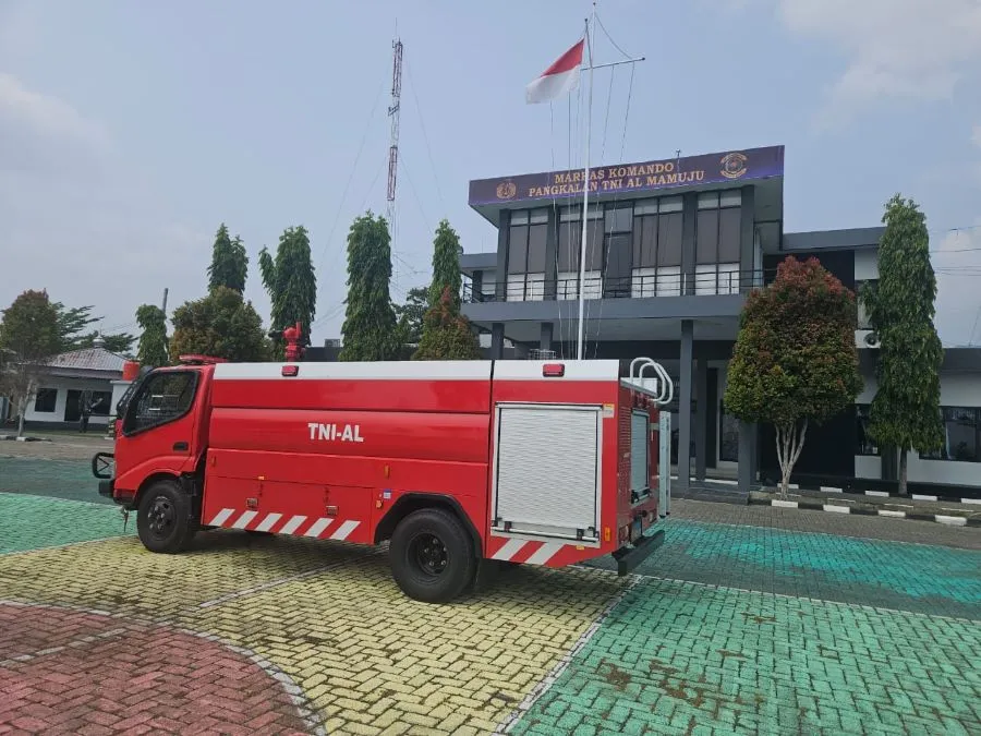 Kendaraan pemadam kebakaran tiba di Mako Lanal Mamuju (Dok: Aldy KabarMakassar)