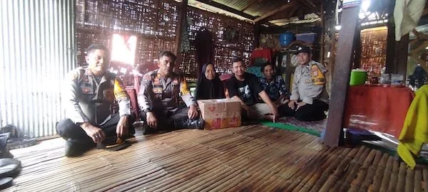 Kapolres Jeneponto AKBP Widi Setiawan bersama rombongannya saat mendatangi kediaman Bandang.