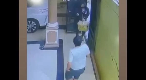 Aksi perampok di Jalan Anuang Makassar, yang membawa kabur uang Rp400 juta (Dok : Ist).