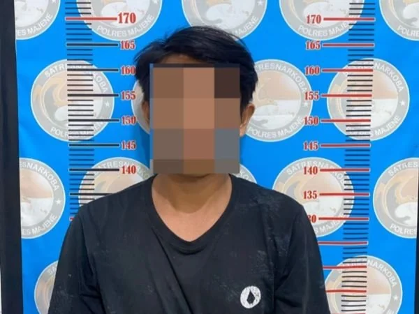 Resnarkoba Polres Majene saat berhasil amankan pelaku (Dok : Ist).