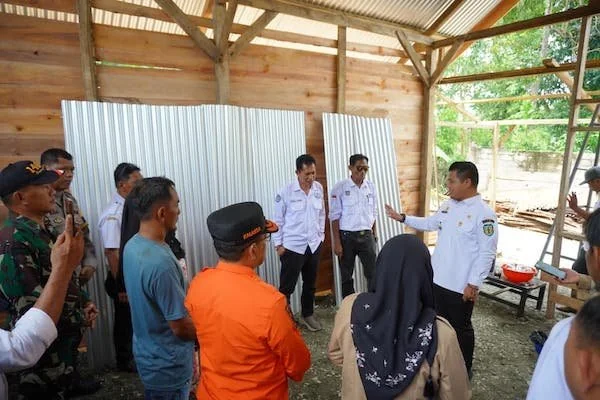 Wakil Bupati Luwu Muh. Dhevy Bijak Pawindu saat mengunjungi daerah bencana angin kencang (dok. Ist)