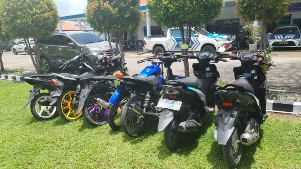 Enam unit sepeda motor balap liar saat diamankam di Halaman Kantor Polres Jeneponto (Dok : Ist).