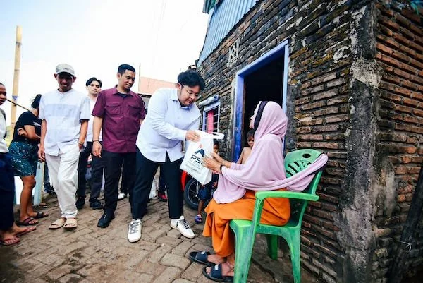 Ketua PSI Sulsel Muammar Ferirae Gandi saat Tebar Kepedulian, (Dok: Ist).
