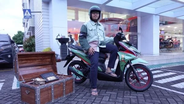 Konsumen pertama di Makassar menerima Honda BeAT One Piece x Tahilalats, edisi terbatas hanya 25 unit di Indonesia. Dok. Ist