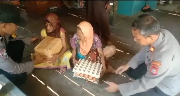 Kondisi Saniba (95), bersama putrinya Jumasia alias Cio (65) saat dikunjungi jajaran Kepolisian Resort Jeneponto. (Ist).