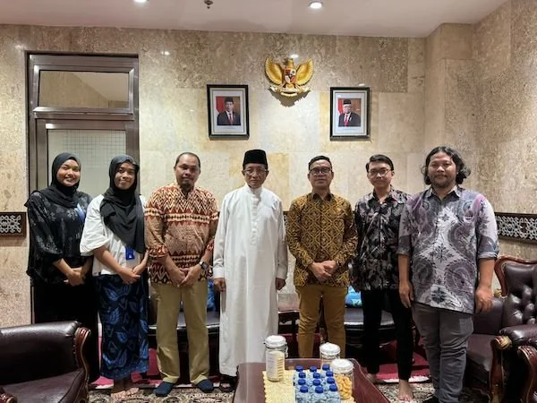 AKRAB. Imam Besar Masjid Istiqlal (tengah) bersama kru Kabar Grup Indonesia yang dipimpin CEO Upi Asmaradana (batik berkacamata, ketiga dari kanan) dan Direktur Pemberitaan KGI, Uslimin Usle (batik ketiga kiri). Foto, dokumentasi KGI.