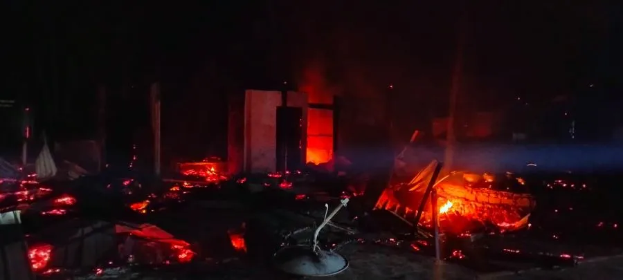 Bangunan di Eko Wisata Berkah Pantai Tapandullu yang ludes dilalap api (Dok: Aldy KabarMakassar)