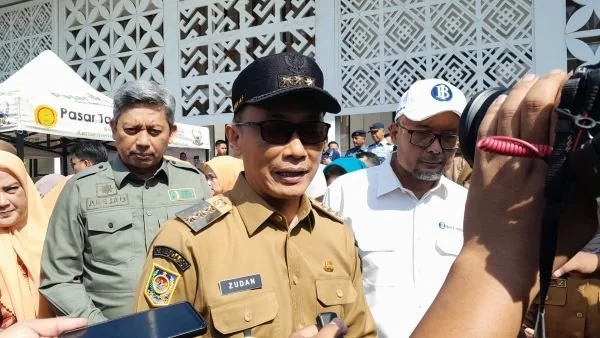 Pj Gubernur Sulsel, Prof Zudan Arif Fakrulloh pada Gerakan Pangan Murah di Pelataran TP PKK Sulsel (Dok: Nofi KabarMakassar).