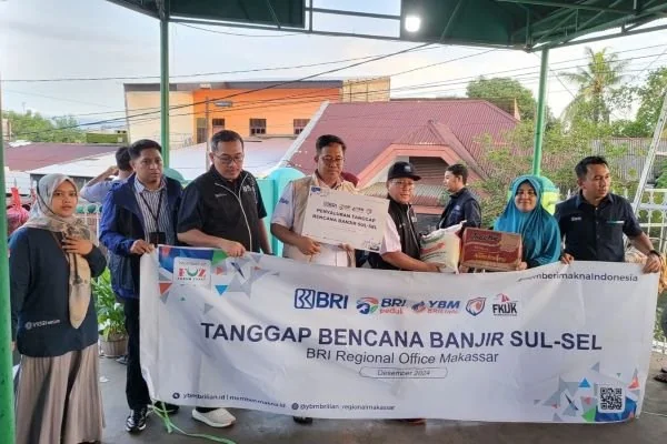 BRI Peduli menyalurkan bantuan tanggap bencana bagi warga terdampak banjir di Sulawesi Selatan (Dok : Ist).