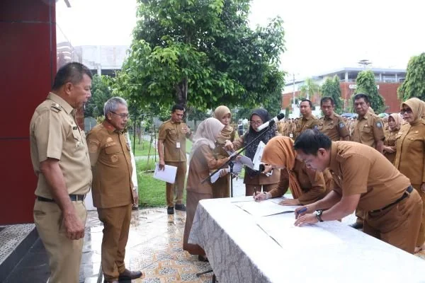 Kepala OPD Bulukumba saat menandatangani surat pernyataan pengunduran diri jika mereka tidak mampu mencapai target kinerja (Dok : Ist).