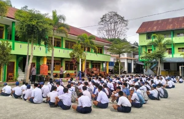 Polsek Mengkendek Sosialisasi Tertib Lalu Lintas kepada Siswa Baru SM Andika Mebali. (Dok: Ist)