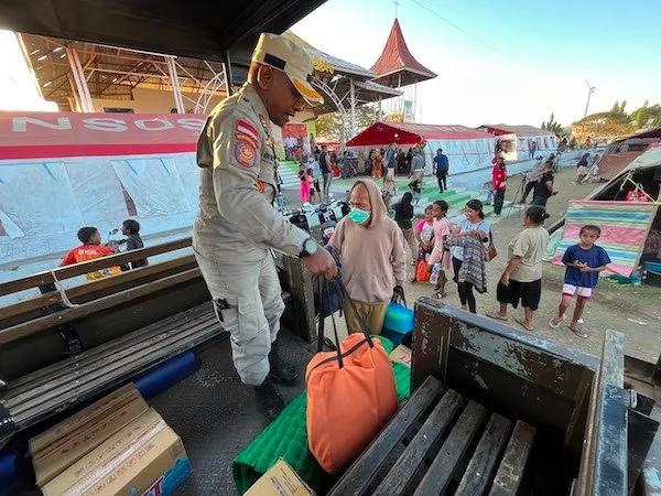 Para penyintas gempa M 7,7 Flores, yang sebelumnya tinggal sementara di pengungsian terpusat Gor Samador, Maumere, NTT.