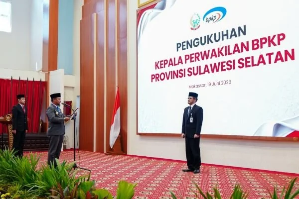 Gubernur Sulsel Andi Sudirman Sulaiman mengukuhkan Kepala Perwakilan BPKP Sulsel Mardiyanto Arif Rakhmadi (Dok: Ist)