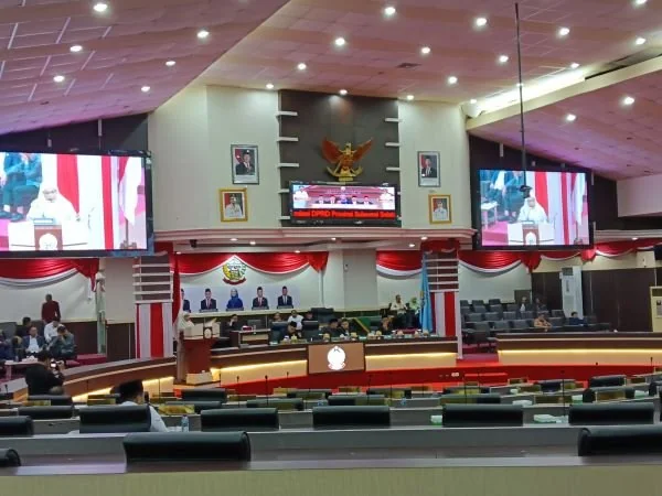 Ketua Panja LKPJ, Yeni Rahman saat membacakan  Keputusan DPRD atas Rekomendasi terhadap Laporan Keterangan Pertanggungjawaban Gubernur Sulsel akhir Tahun Anggaran 2024 (Dok : Sinta Kabarmakassar).