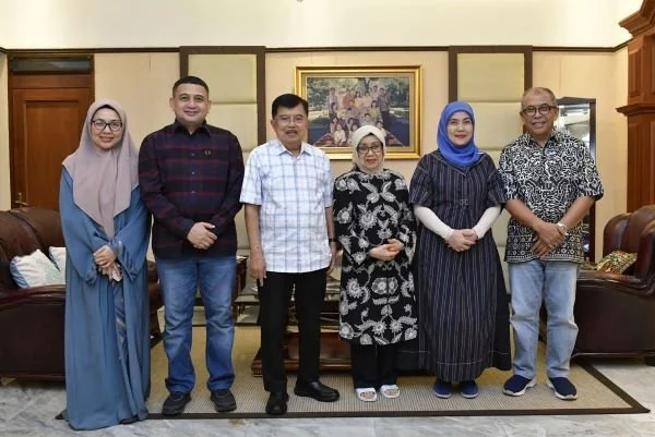 Pasangan Appi-Aliyah saat mengunjungi kediaman JK di Makassar (Dok : Ist).