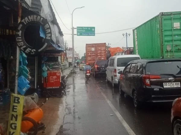 (Foto : Kemacetan di Depan Bandara Sultah Hasanuddin, Dok. KabarMakassar)