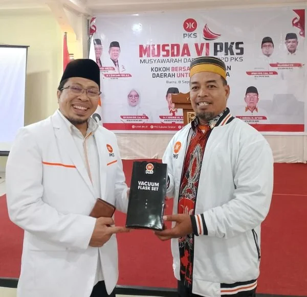 Ketua DPW Partai Keadilan PKS Sulsel, Anwar Faruq (Kiri), (Dok: Ist).