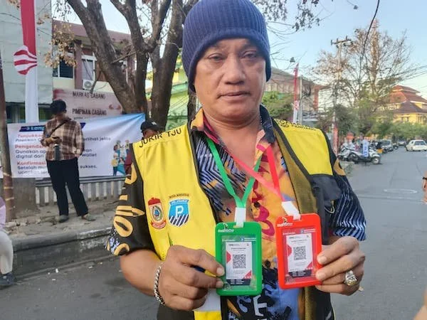 Jukir yang Menggunakan Barcode Pembayaran QRIS, (Dok: Sinta Kabar Makassar).