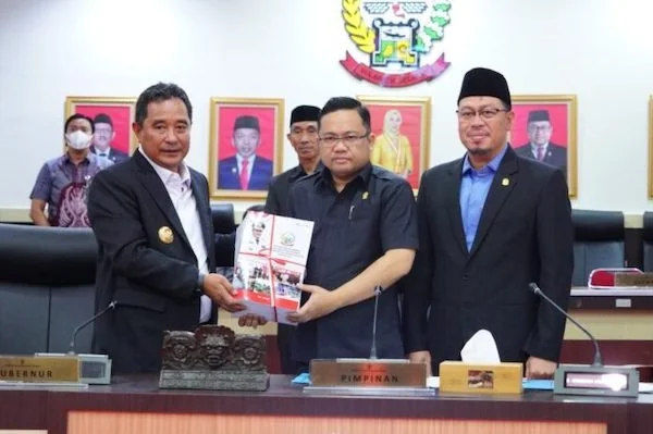Pj Gubernur Sulsel Bachtiar Baharuddin dan pimpinan DPRD Sulsel pada paripurna empat Ranperda Inisiatif. Dok IST
