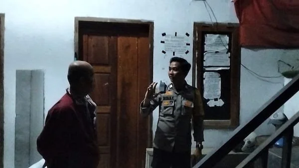 Bhabinkamtibmas Rangas Briptu Rikky saat mendatangi TKP Kos-Kosan korban pencurian(dok:Aldy)