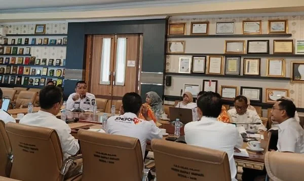 Pj Bupati Jeneponto, Reza Faisal Saleh saat memimpin Ratas Pencegahan Anak Tidak Sekolah (ATS) bersama Kadis Dukcapil dan Kadis Dikbud Jeneponto (Dok : Ist).