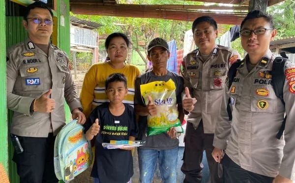 Tim Dokter Kesehatan (Dokkes) Polres Jeneponto saaf menyambangi rumah warga kurang mampu, di Lingkungan Kalukuang, Kelurahan Balang Toa, Kecamatan Binamu. Dok. Ist
