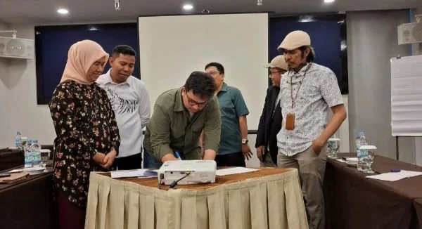Penandatangan berita acara penetapan Paslon Pilwalkot oleh Ketua KPU Makassar, Yasir Arafat (Dok: Ist).