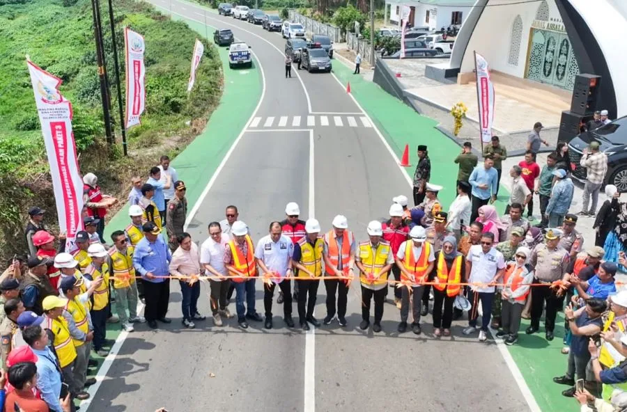 Gubernur Andi Sudirman meresmikan Jalan Paleteang–Malimpung–Kabere, Hubungkan empat kabupaten dan layani sekitar 800 ribu warga (Dok: Ist)