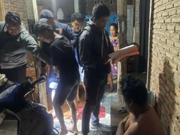 Pelaku kejahatan saat di berhasil diamankan personel Polda Sulbar (Dok : Ist).