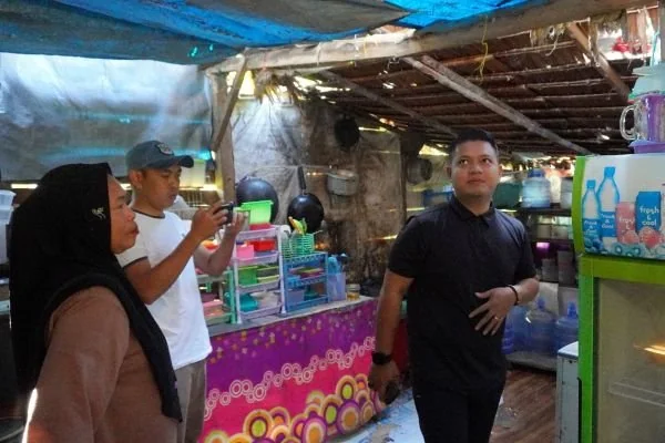 Wakil Bupati Luwu, Muh. Dhevy Bijak Pawindu saat meninjau rumah Kasmawati (Dok: Ist)