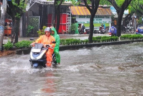 Jalanan terendam banjir di Makassar (Dok: Nofi KabarMakassar)