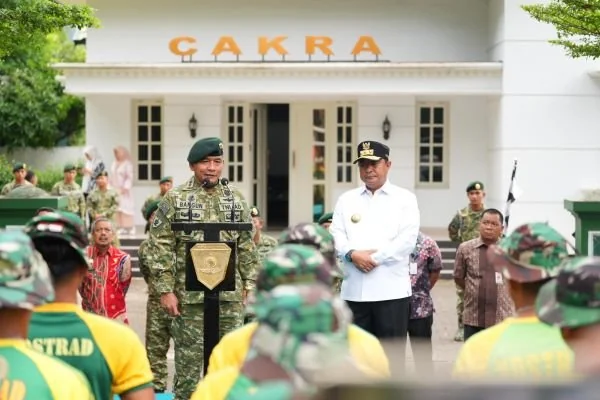 Pj Gubernur Sulsel, Bahtiar Baharuddin melepas truk bantuan untuk korban bencana.