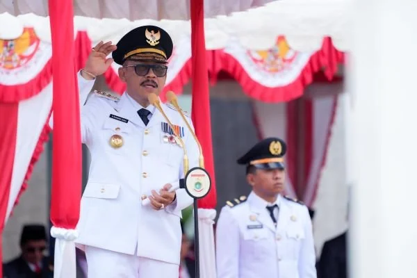 Gubernur Sulbar saat memimpin upacara Peringatan Otonomi Daerah (Dok : Ist).