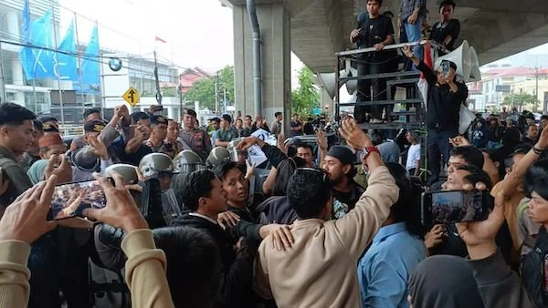 situasi aksi demonstrasi di depan kantor bawaslu Sulsel (Dok: Atri KabarMakassar)