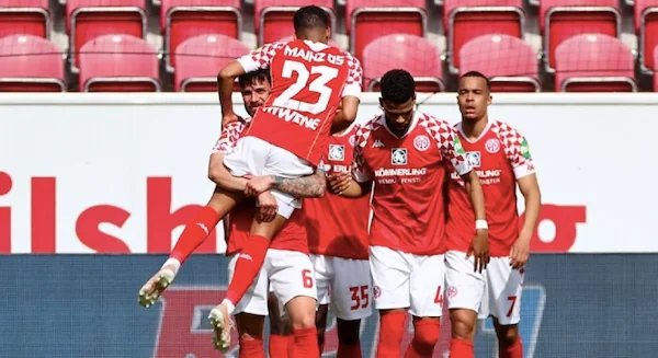 Gelandang serang FSV Mainz Robin Quaison (kanan) melakukan selebrasi bersama rekan-rekannya seusai mencetak ke gawang Bayern Muenchen dalam lanjutan Liga Jerman di Stadion Opel Arena, Mainz, Jerman, Sabtu (24/4/2021). (ANTARA/REUTERS/Kai Pfaffenbach)