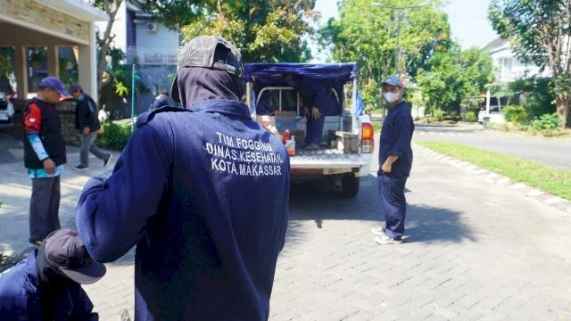 Dinas Kesehatan Kota Makassar bersama Bukit Baruga melaksanakan kegiatan fogging (pengasapan) di kawasan hunian Bukit Baruga. (Foto:ist)