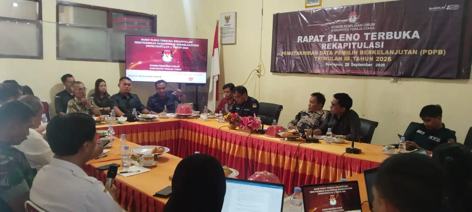 Suasana Rapat Pleno Rekapitulasi PDPB Triwulan III Tahun 2026 yang digelar KPU Toraja Utara di Aula Kantor KPU Toraja Utara (Dok: Ist)