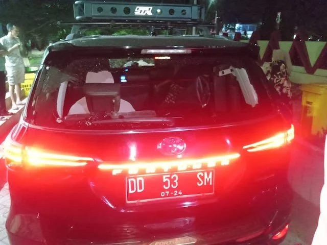 Kondisi Mobil Sudirman pasca pelemparan batu yang diduga dilakukan oleh MRR.