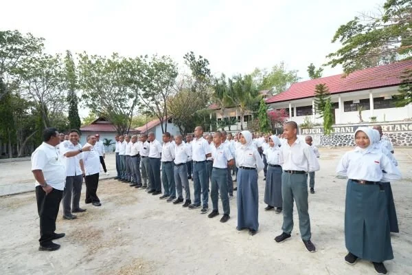 Pj Gubernur Sulbar saat berkunjung ke SMK 3 Majene (Dok : Ist).