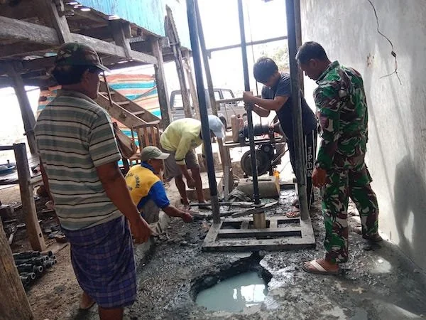 Satgas TMMD ke -122 bersama Warga saat melakukan pengeboran sumur bor di Desa Tuju. (Foto/ist).
