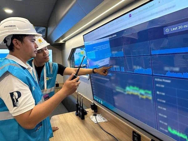 Petugas PLN saat melakukan monitoring pasokan listrik secara berlapis dan real time melalui Distribution Control Center (DCC) Mobile. Inisiatif ini merupakan bagian dari transformasi end-to-end yang dijalankan PLN dan terus memberikan dampak signifikan se