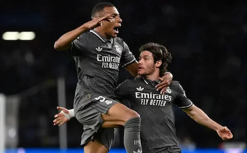 Penyerang Real Madrid, Kylian Mbappe (kiri) merayakan gol saat pertandingan Liga Spanyol melawan RC Celta de Vigo di stadion Balaidos, Vigo, Sabtu 19 Oktober 2024 atau Minggu (20/10/2024) dini hari WIB. (MIGUEL RIOPA/AFP)