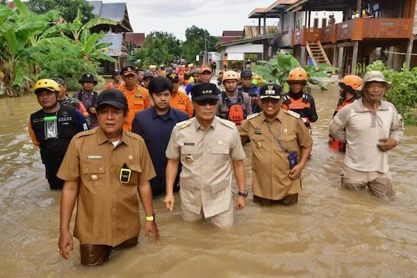 Pj Gubernur Sulsel, Prof Zudan Arif Fakrulloh saat  meninjau lokasi banjir (Dok: Ist)