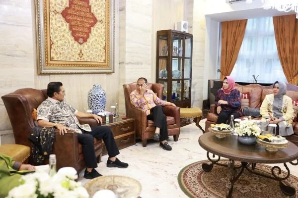 Wali Kota Makassar, Moh Ramdhan Pomanto bertemu Wakil Ketua MPR RI, Fadel Muhammad beserta keluarga di kediamannya, Jl Amirullah.