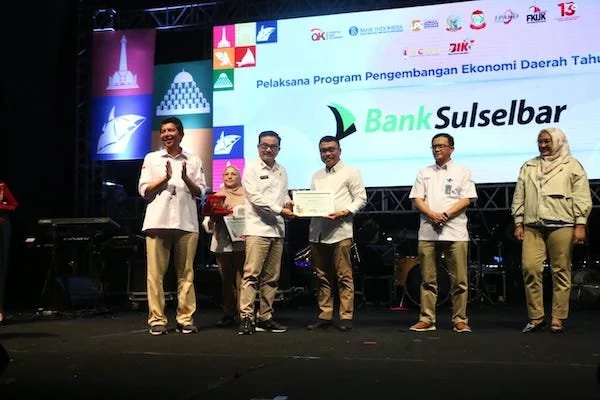 Suasana Pemberian Penghargaan kepada Bank Sulselbar dalam BIK 2024 (dok ist)