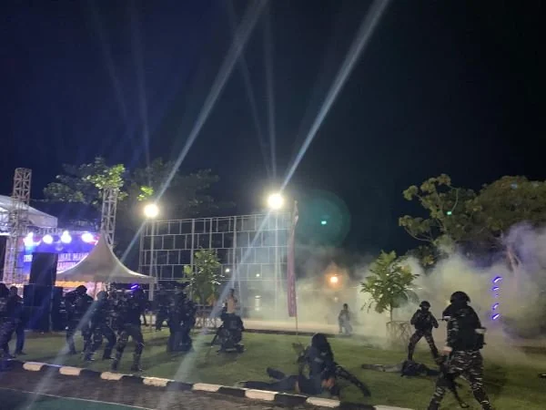 Simulasi kelompok Perompak bersenjata saat melakukan penyanderaan di Mako Lanal Mamuju. Dok. Ist