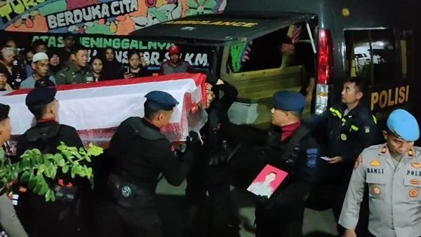 Jenazah AKP Ryanto Ulil Anshar saat tiba di rumah duka (Dok: Atri KabarMakassar)