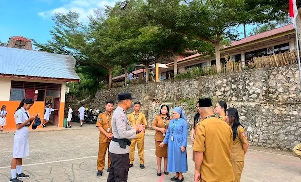 Aiptu Jimmy Simbo jalin komunikasi bersama dengan Guru dan staf pendidik SMP Katolik Sanggala' Kabupaten Tana Toraja, Senin (27/7/2026). Dok.ist