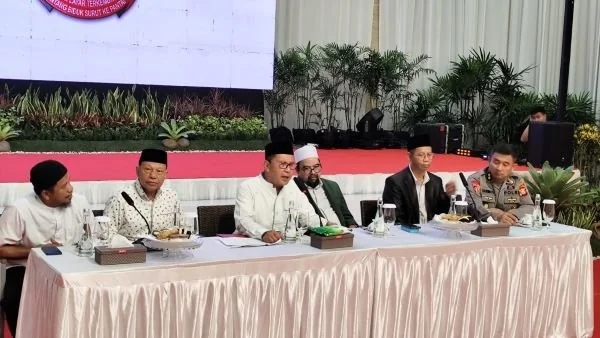 Wali Kota Makassar, Moh Ramdhan Pomanto, mengundang para pemuka agama untuk berdiskusi mengenai polemik izin operasional W Super Club milik Hotman Paris. Pertemuan ini berlangsung di Kediaman Wali Kota Makassar, Jl Amirullah, pada Jumat (31/5).
