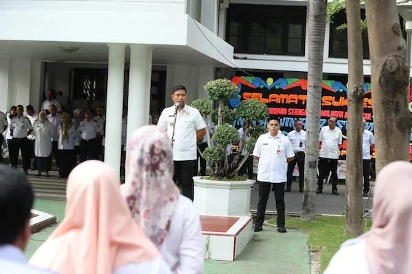 Penjabat Sementara (Pjs) Wali Kota Makassar, Andi Arwin Azis, saat memimpin apel pagi di halaman Balai Kota Makassar pada Rabu, (25/09) (dok ist)